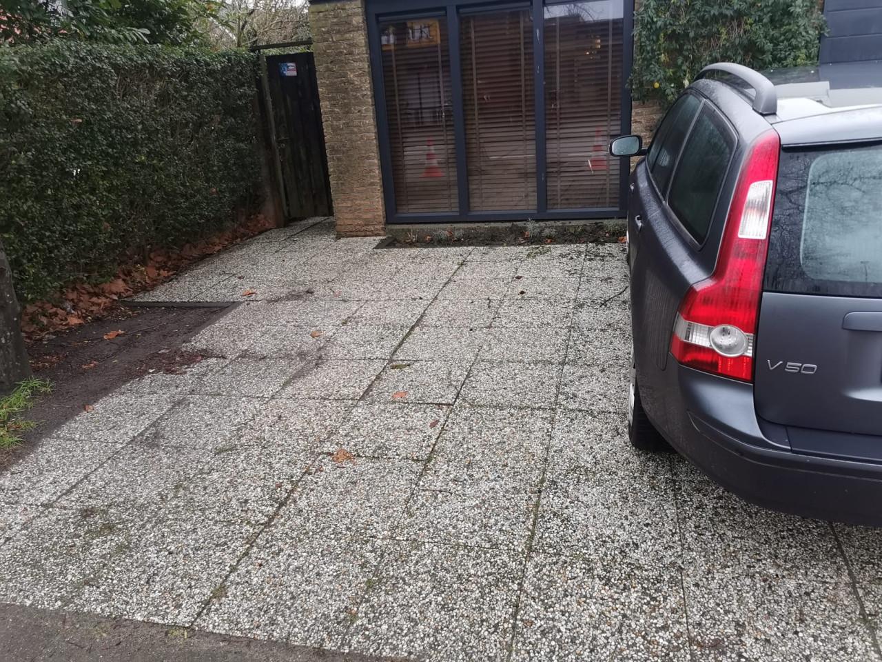 Gratis... Grind gewassen betontegels. Ongeveer 50 stuks. 50x50 en 40x60cm.