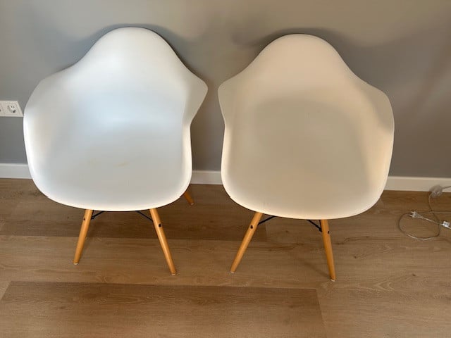 2 witte kuipstoeltjes