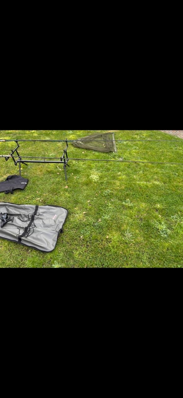 Complete karper set – 2 hengels + Fox molens + schepnet + rodpod