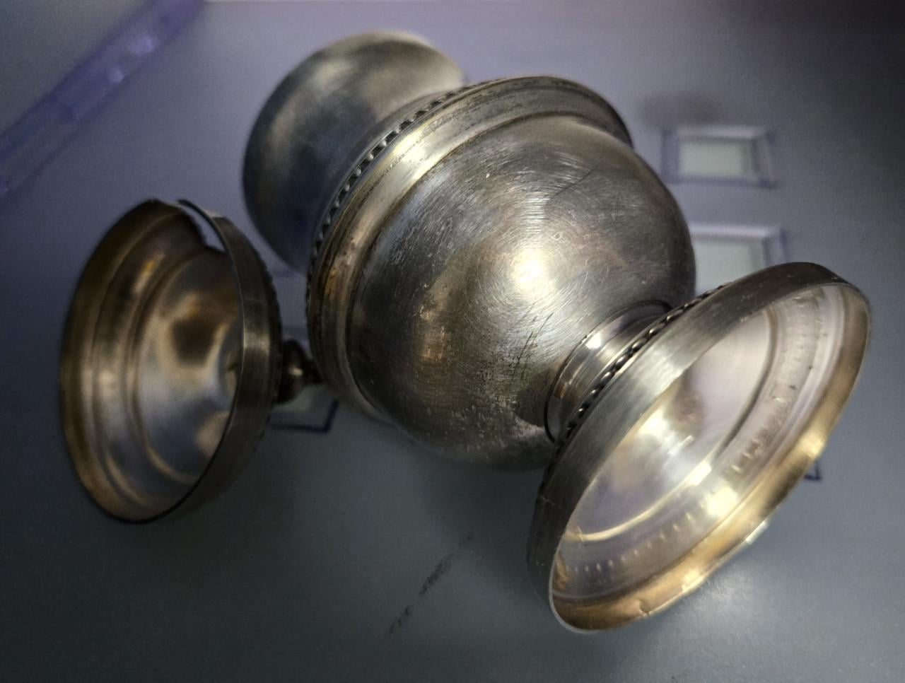 Antieke balustervormige mosterdpot (moutardier).Verzilverd tin,