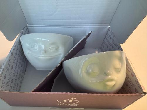 Nieuw in doos: kussende en lachende schalen
