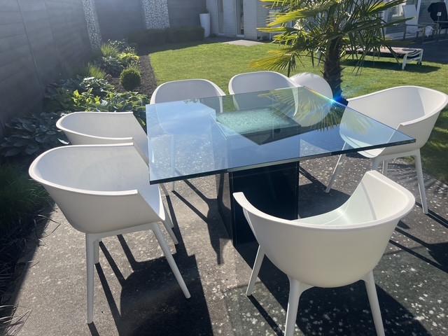Glazen vierkante tuin eettafel met zwart granieten voetkolom