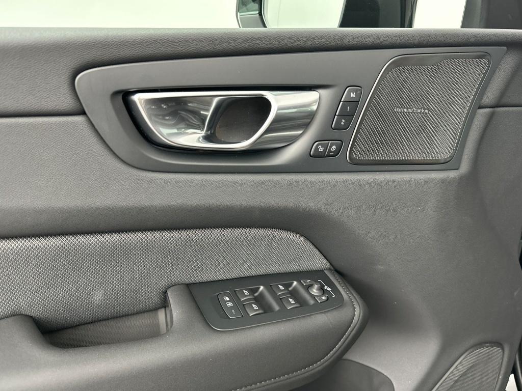 Volvo XC60 plus black edition recharge 360 camera