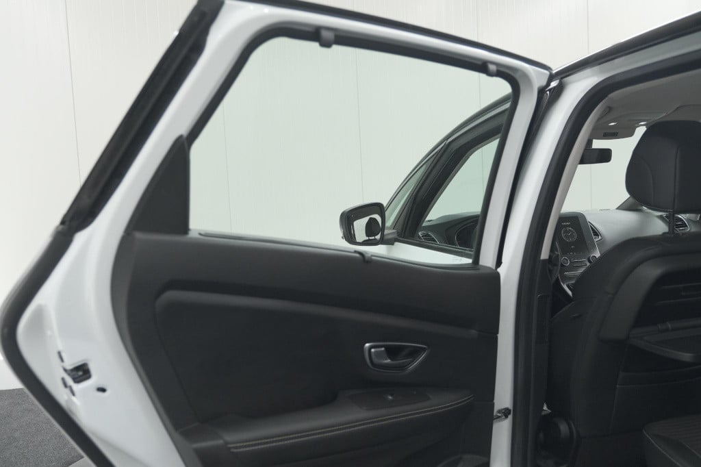 Renault Scenic tce 140 bose | trekhaak | camera | dodehoekdetectie | naviga