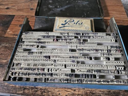 Antieke Victoria Typograph Stempeldoos met Letters