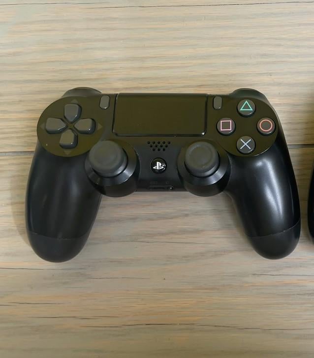 PlayStation 4 fat met controller
