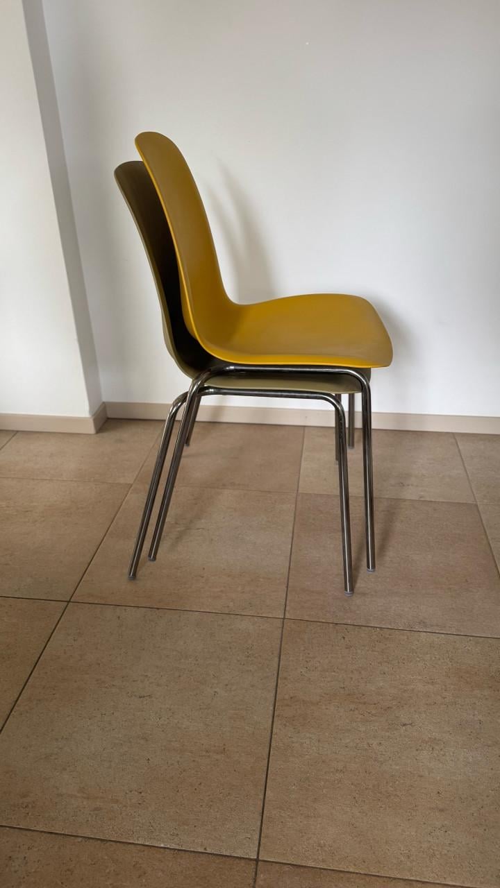 2 kunstof ikea stoelen