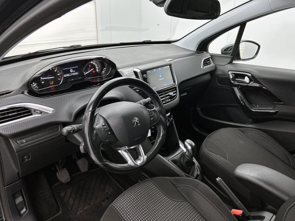 Peugeot 208 82pk blue lease executive | rijklaar | navigatie | climate cont