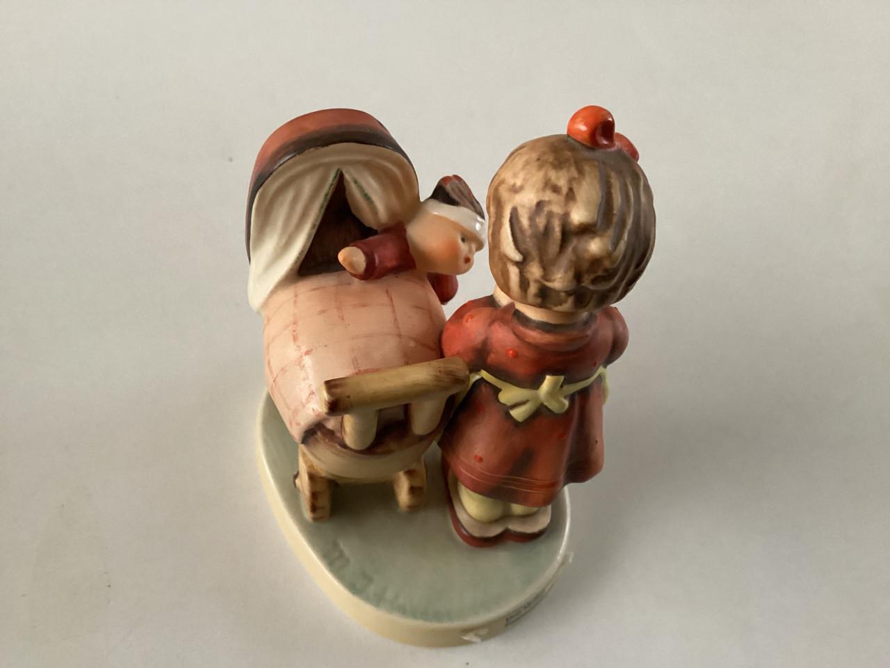 Goebel.   Poppenmoedertje.     Nr. 67.    Hummel.     Helemaal gaaf.   1937