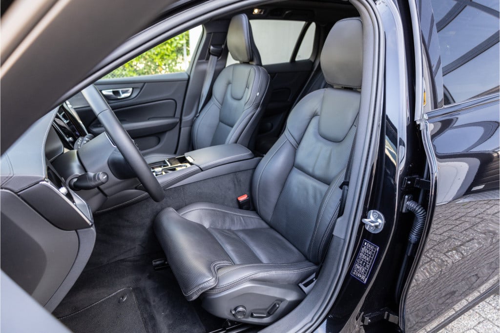 Volvo V60 2.0 t6 plug-in hybrid awd plus dark ✅h&kaudio✅pano✅fullled✅leder