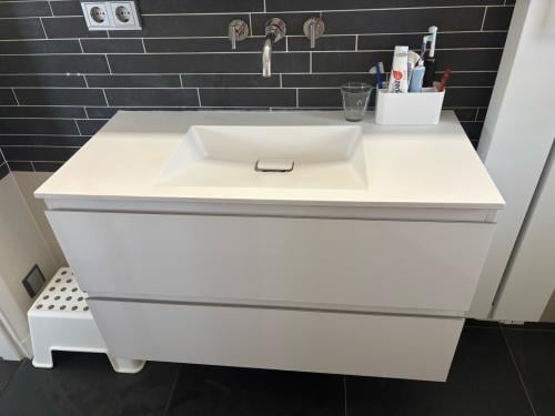 Wit badmeubel en bijbehorende spiegelkast