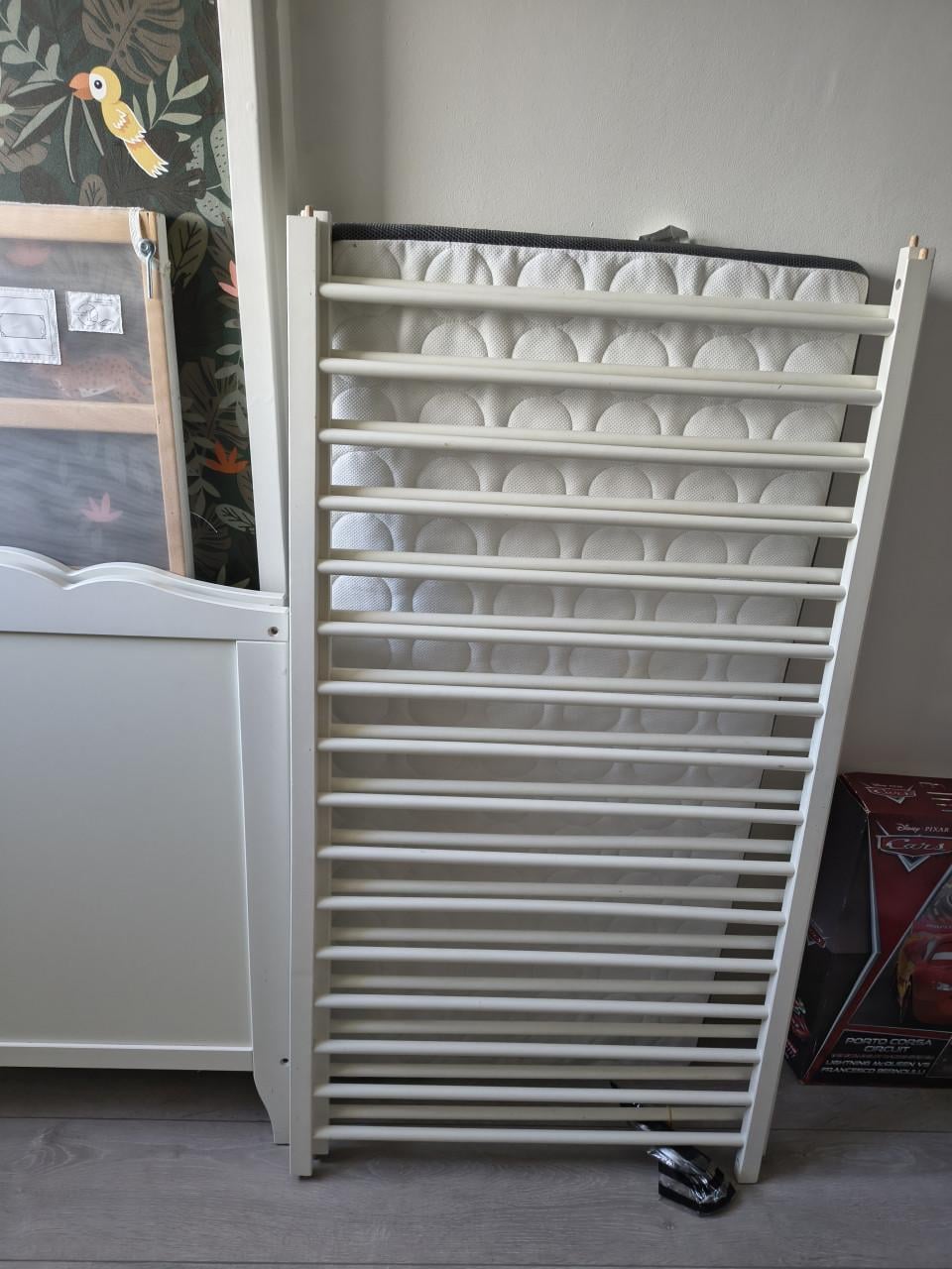 Prachtig wit ledikant, inclusief bodem en IKEA matras 60x120