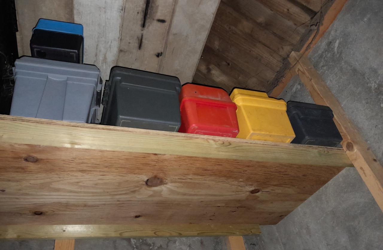 Partij div kunststof hobby koffers en opberg dozen met vakverdeling