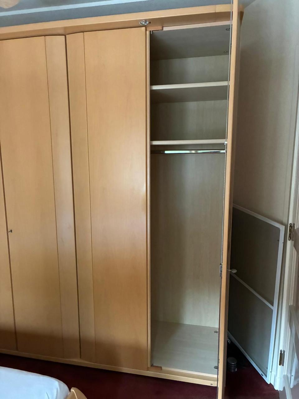 Kledingkast fineer, mag weg voor ieder aannemelijk bod