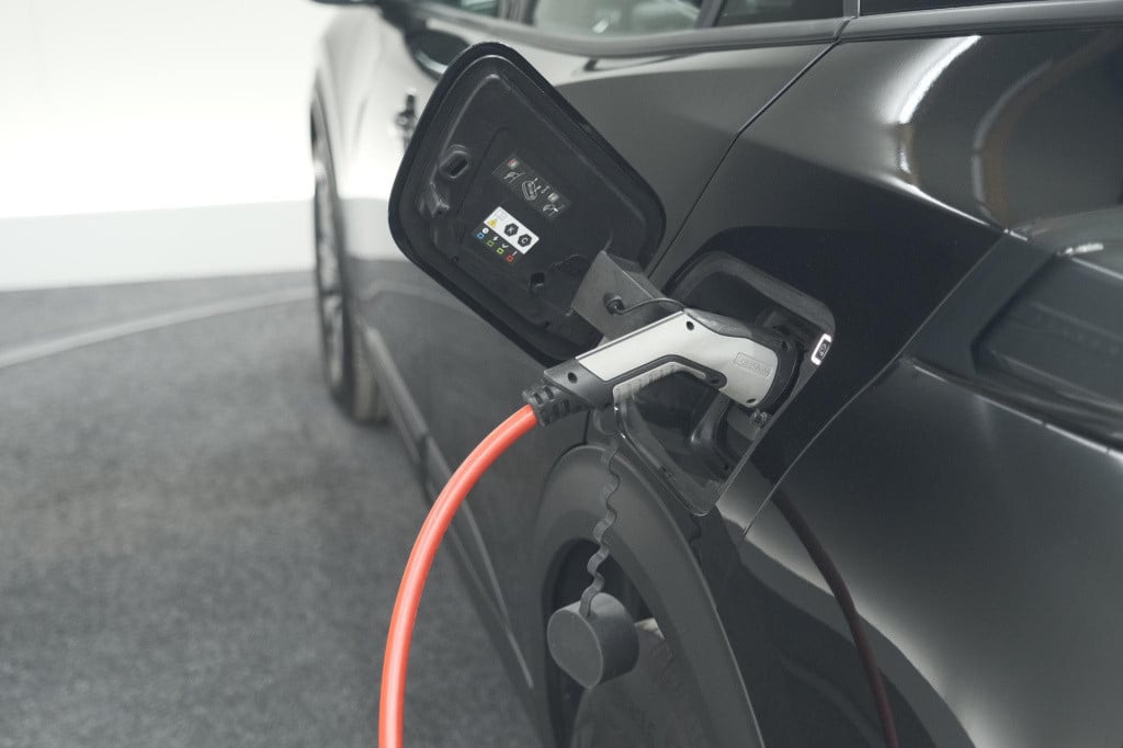 Peugeot E-2008 ev active pack 50 kwh | 3 fase | camera | navigatie | parkee