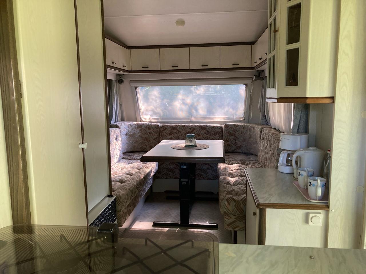 Hobby 400 met badkamer en rondzit