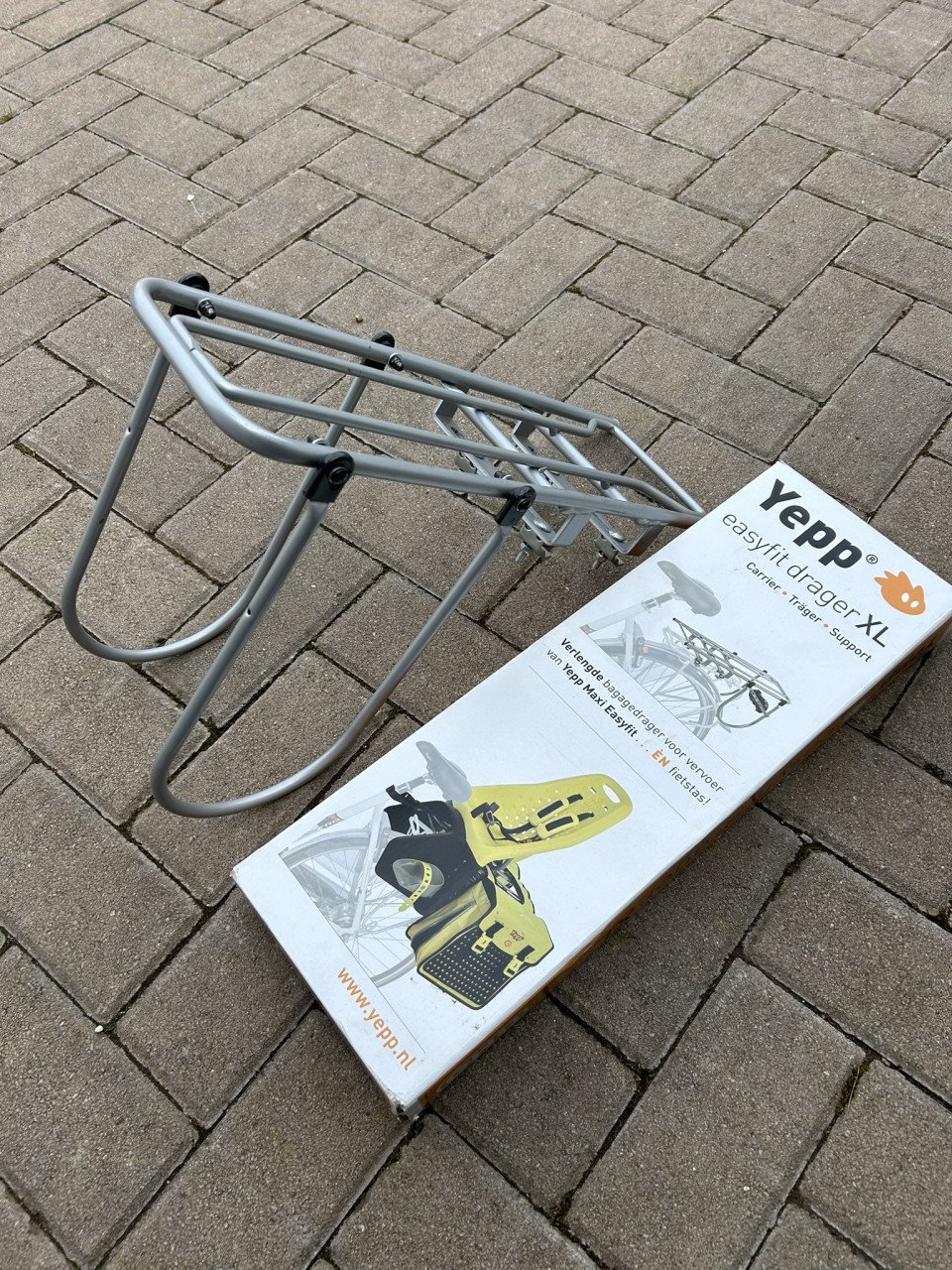 Twee Yepp achter kinder fietsstoelen