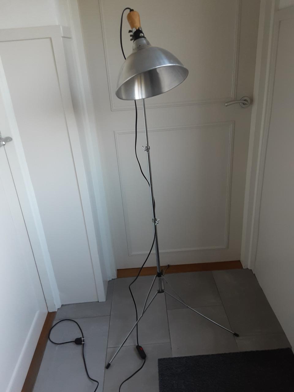 Vintage vloerlamp op standaard