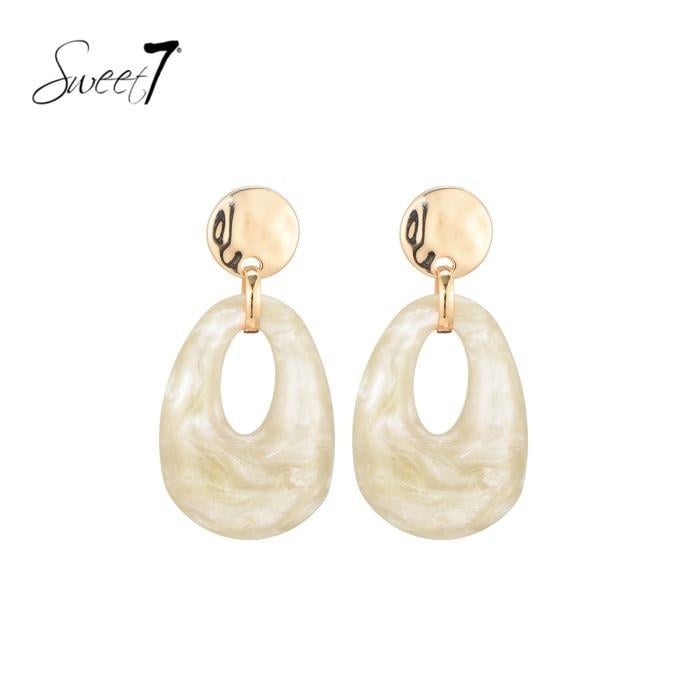 Oorbellen beige met een goudkleurig oor stukje