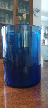 Blauwe glazen vaas