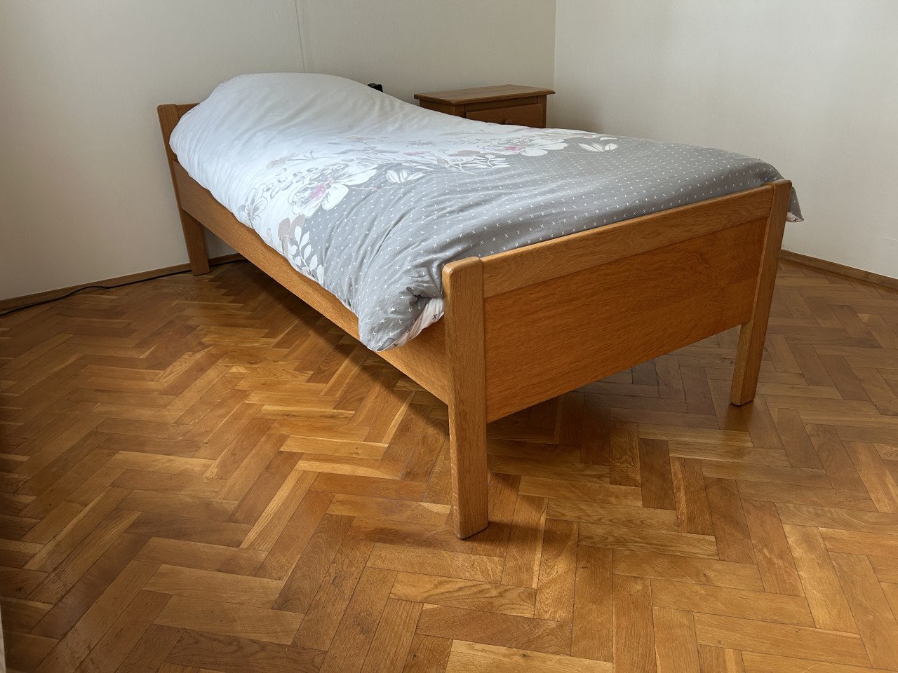 Electrisch seniorenbed 200x90 met nachtkastje