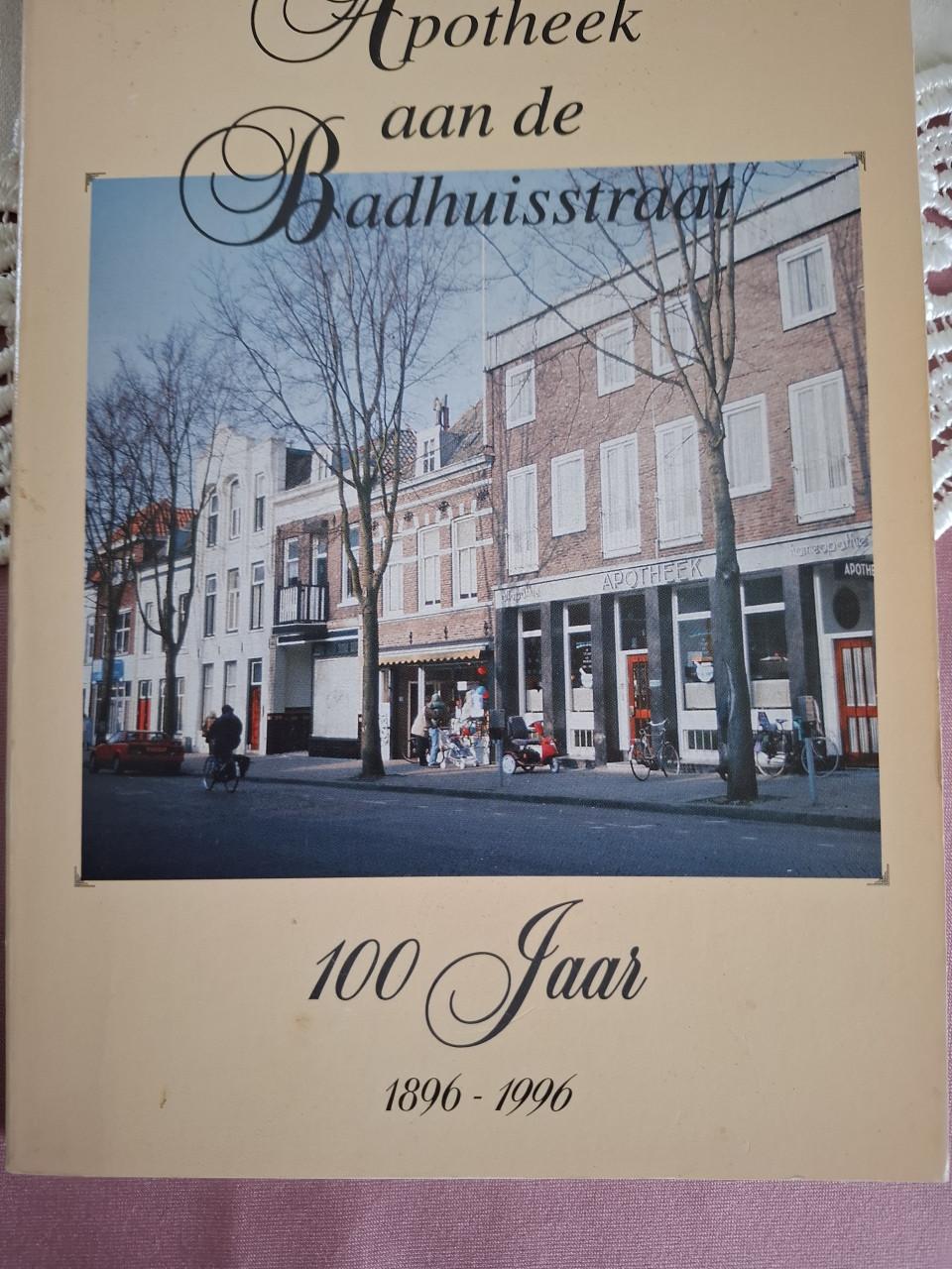 Apotheek aan der Badhuisstraat 100 jaar