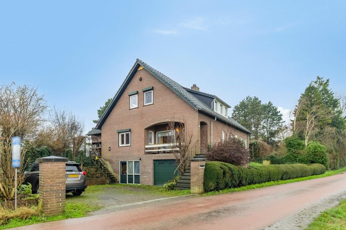 Groot vrijstaand huis aan natuurgebied met water vlakbij Hulst