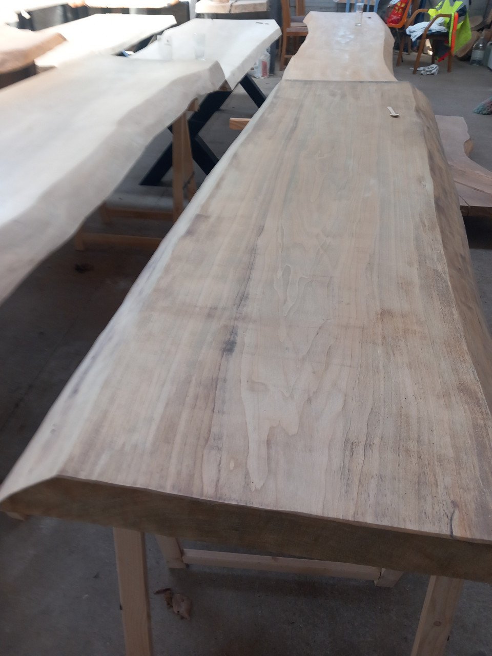 Boomstamtafels tafelbladen wandplanken salontafel bartafel in boomstamvorm