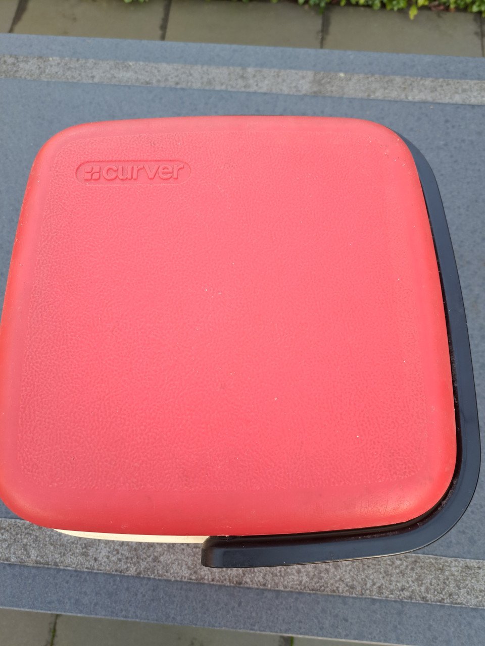Hoog vierkant model koelbox van Curver in rood.