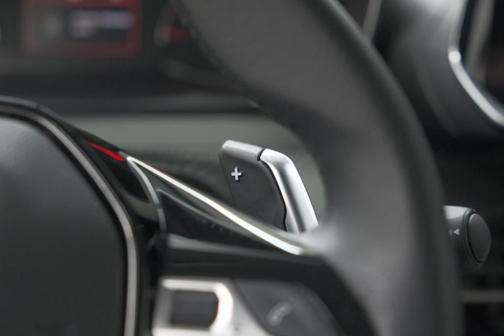 Peugeot 208 puretech 100 eat8 allure | navigatie | parkeersensoren | cruise