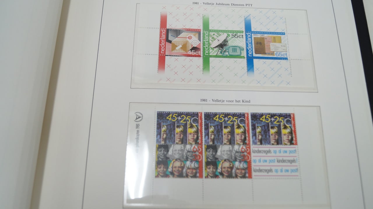 Postzegelalbum, eerstedagenveloppen en speciale catalogus 2005.