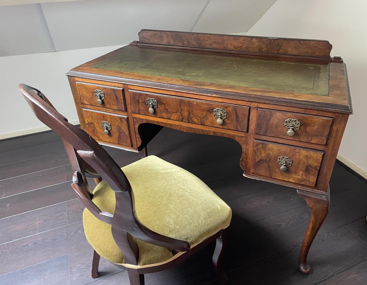 Antiek bureau + stoel