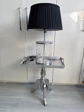 Tafel met lamp