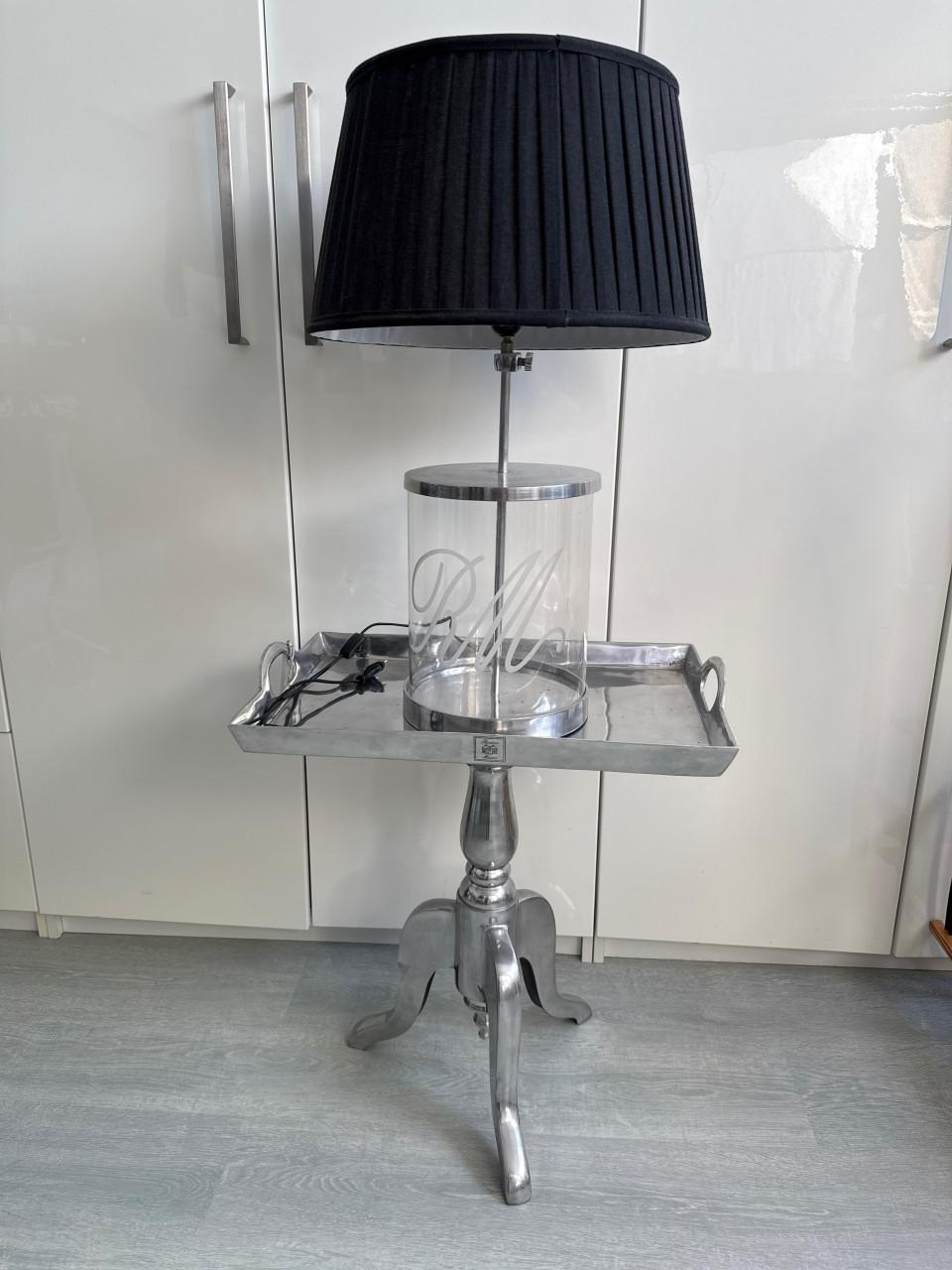 Tafel met lamp