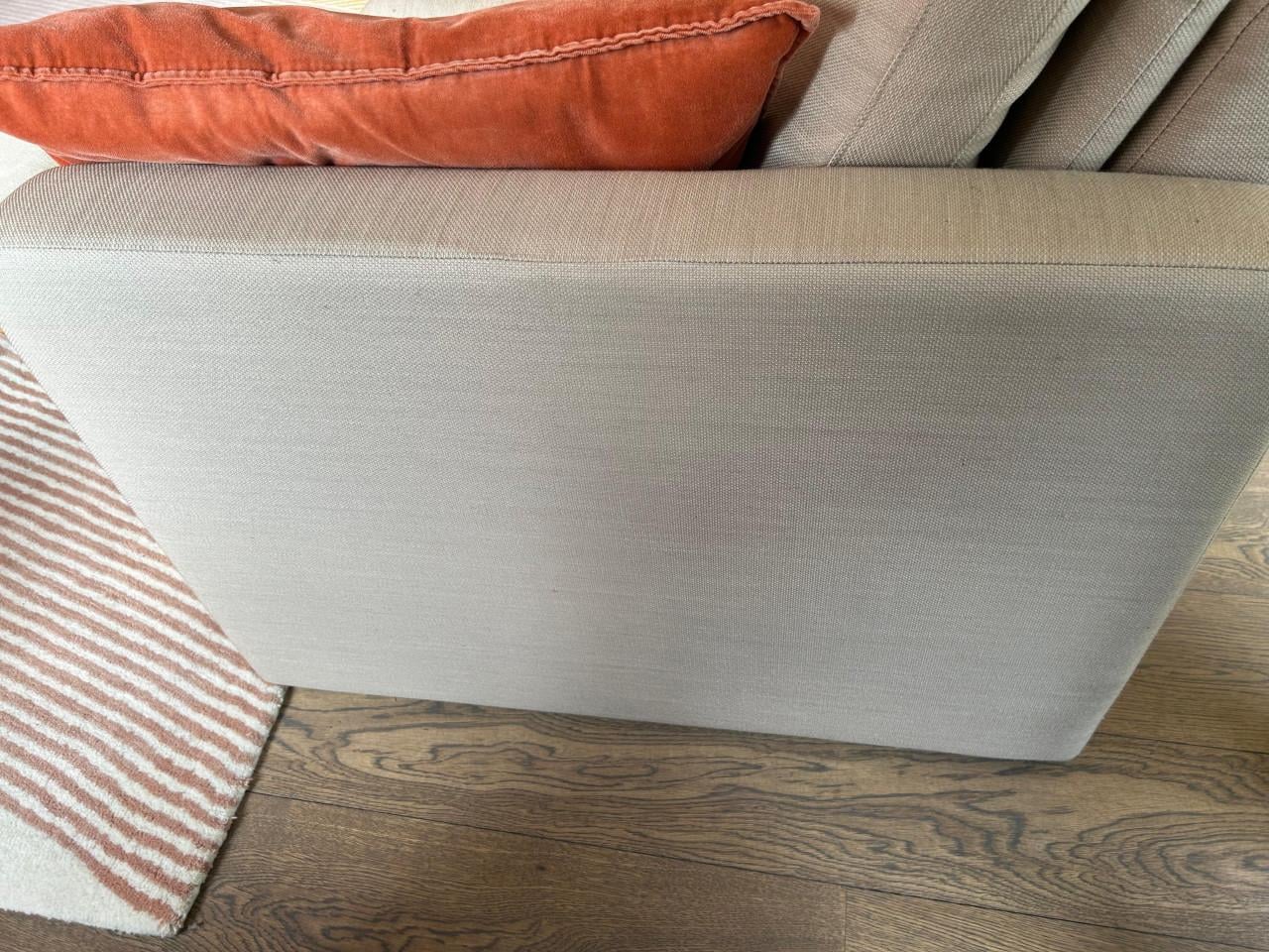 Beige bank van het merk COR