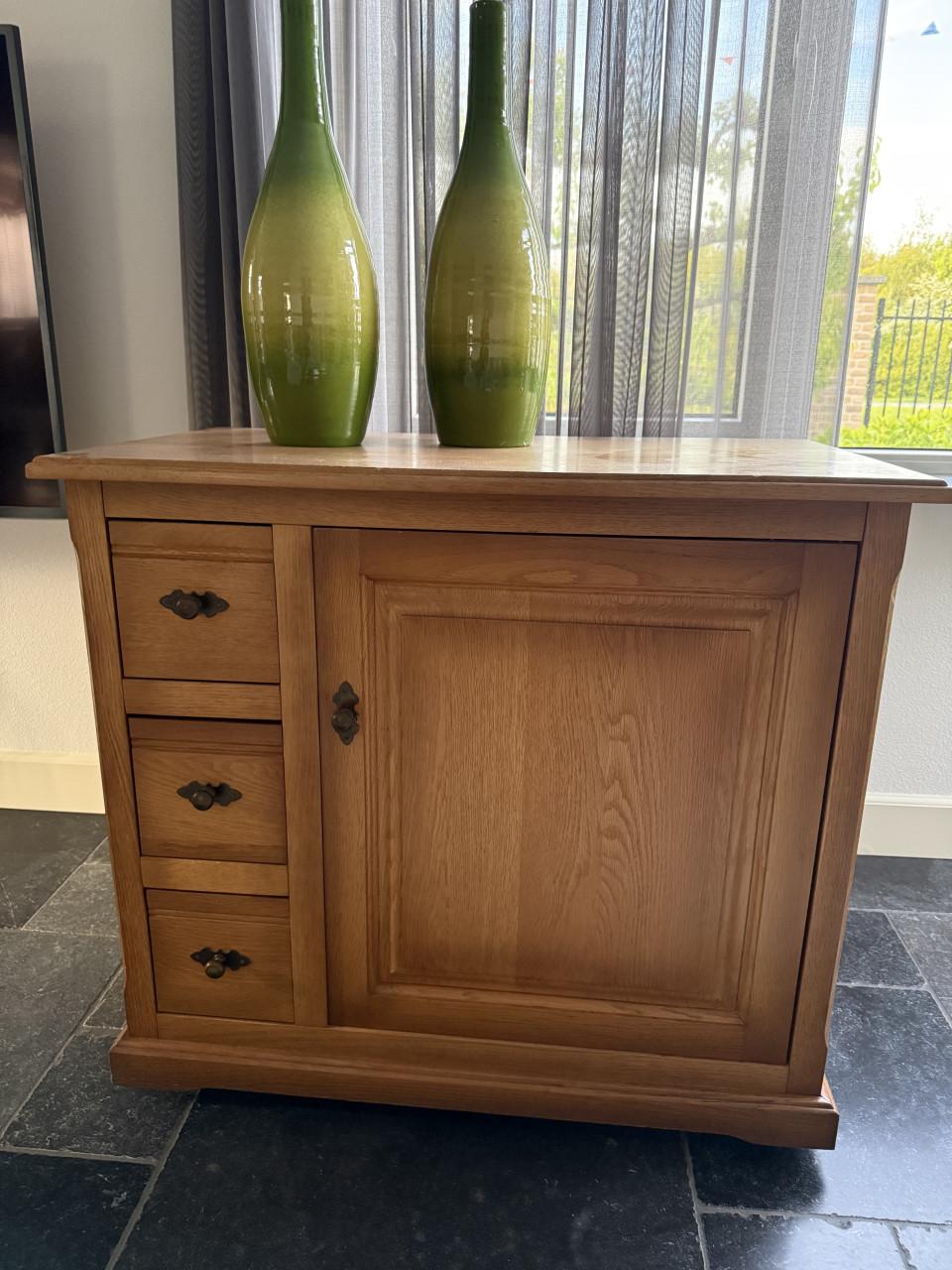 Massief houten kastje