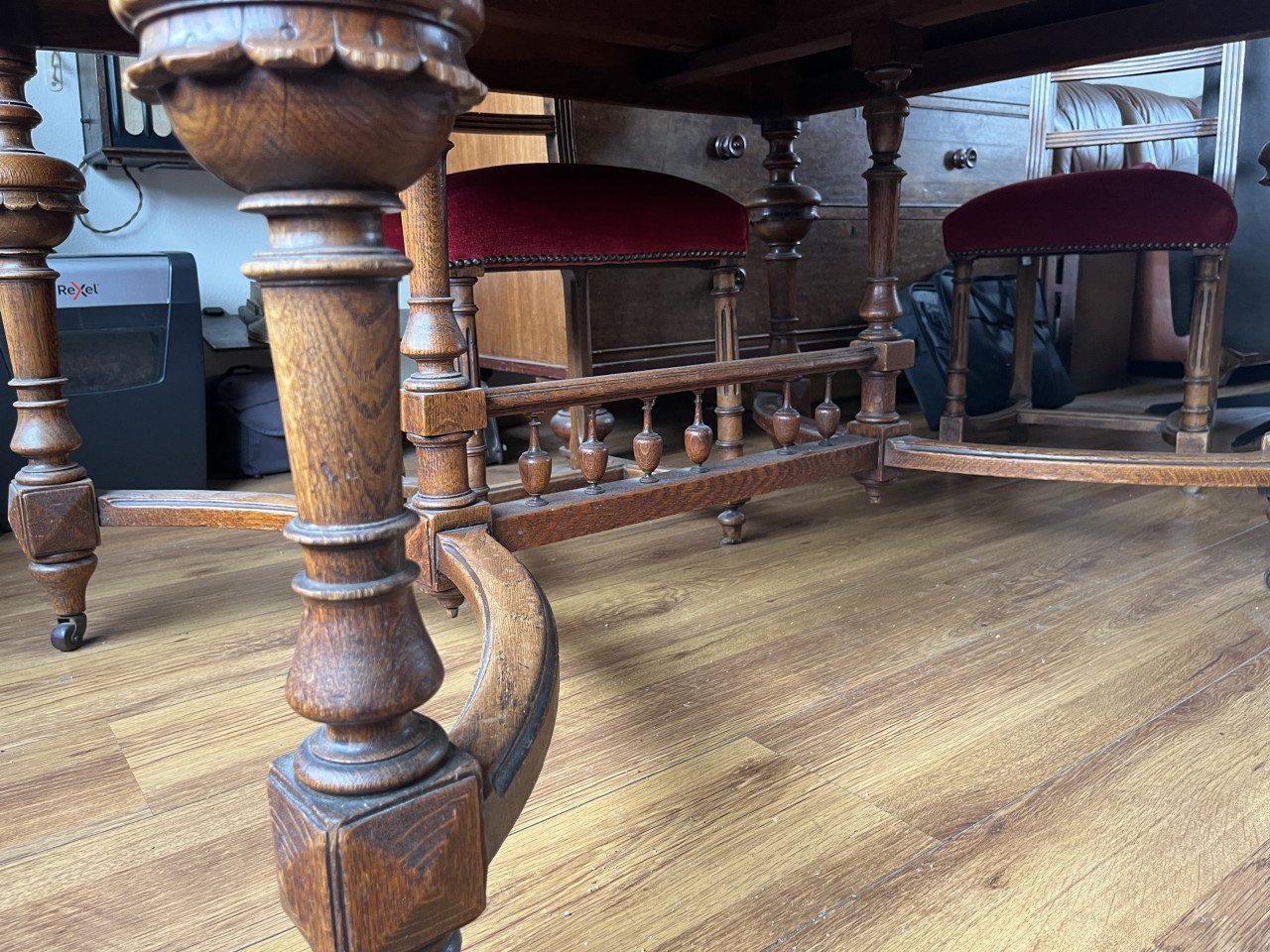 Eikenhouten Mechelse tafel met leeuwenkoppen, 4 stoelen