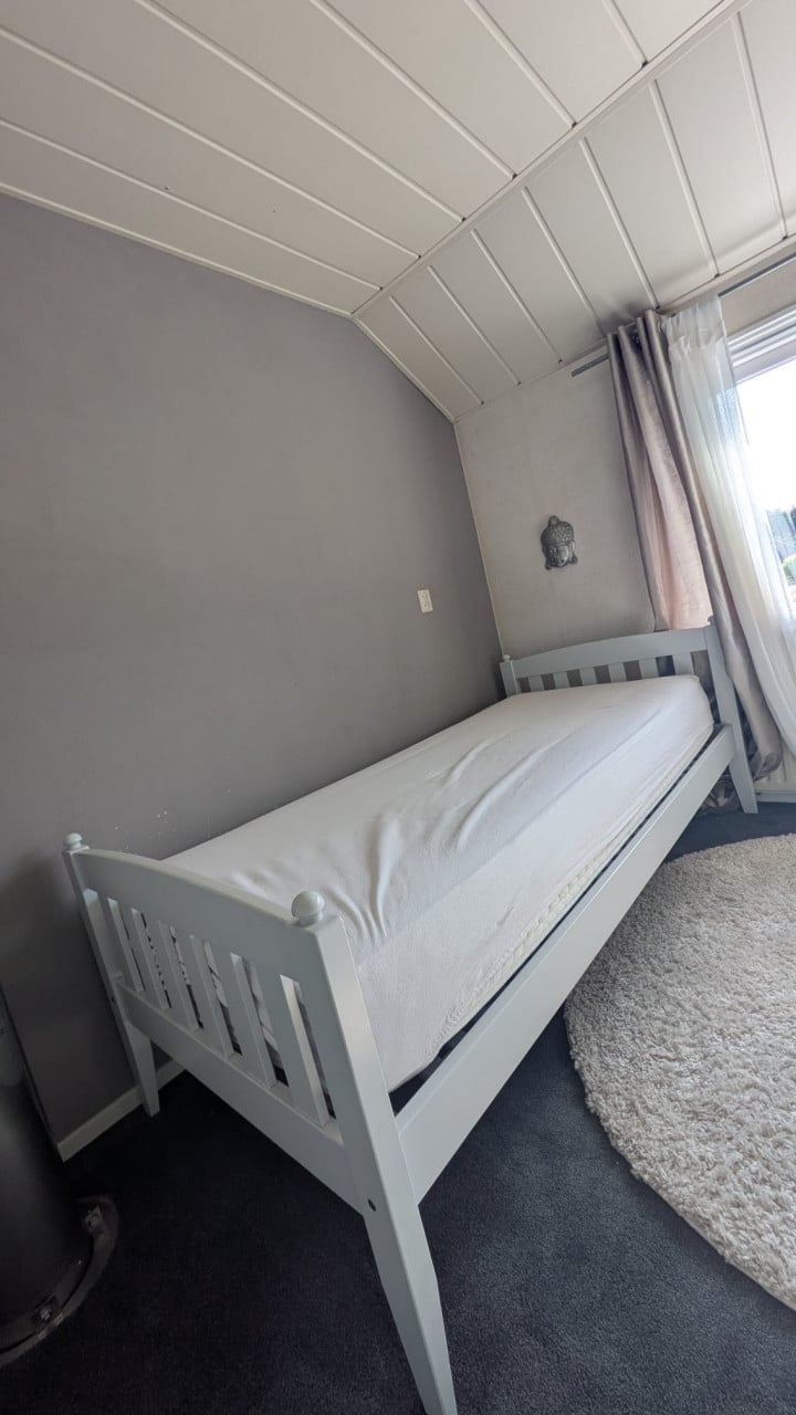 Houten eenpersoonsbed + matras