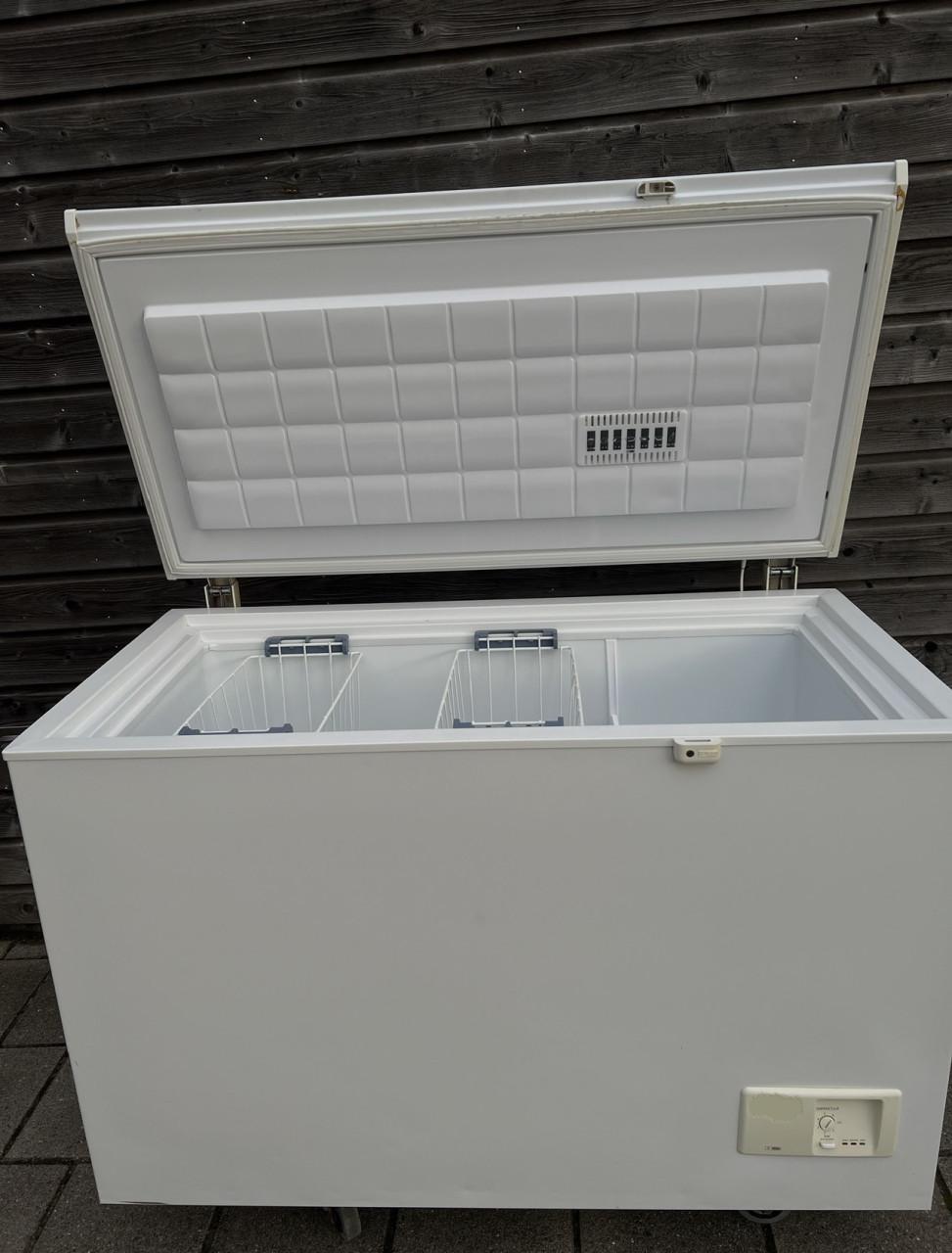 Als nieuwe vrieskist / vriezer 273 liter 125x85x65 cm.