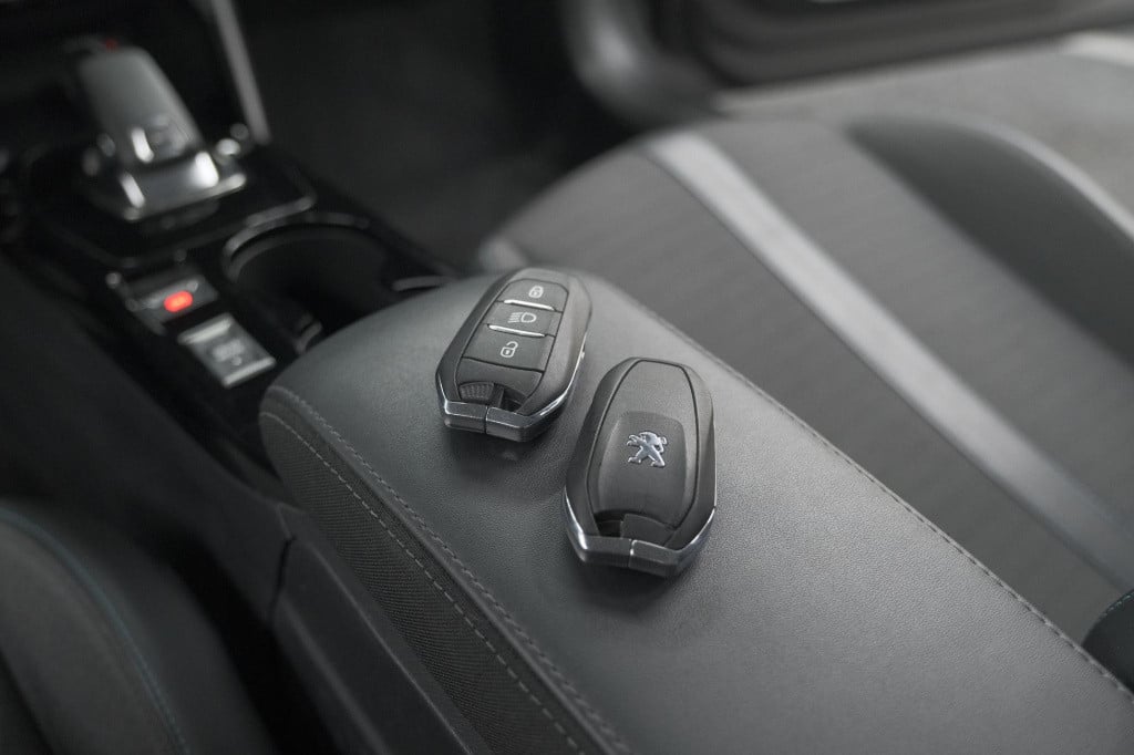 Peugeot 208 puretech 100 eat8 allure | camera | apple carplay | navigatie |