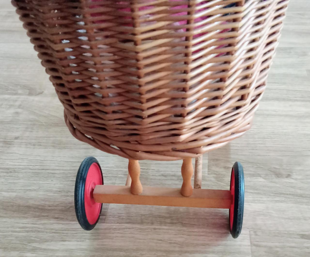 Prachtige rieten poppenwagen