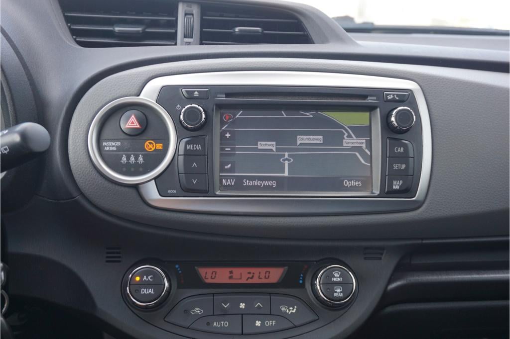 Toyota Yaris 1.0 vvt-i aspiration airco / navi / camera / bt / elektr. rame