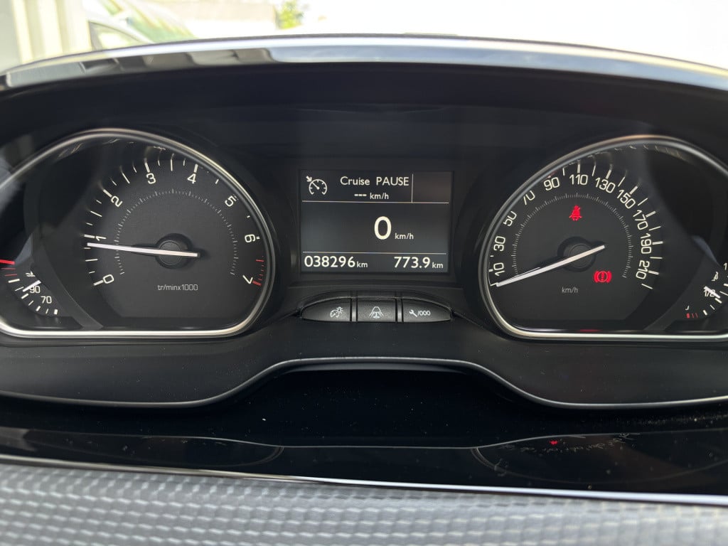 Peugeot 2008 allure 1.2-111pk/panoramadak/trekhaak