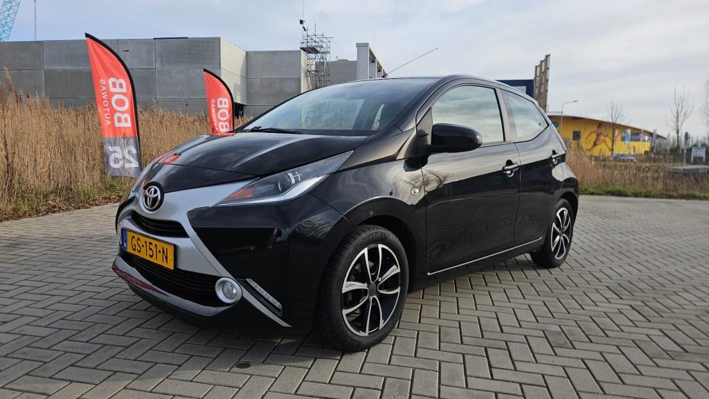 Toyota Aygo 1.0 vvt-i x-play / nl auto / nap / bj. 2015 / midnight black pe