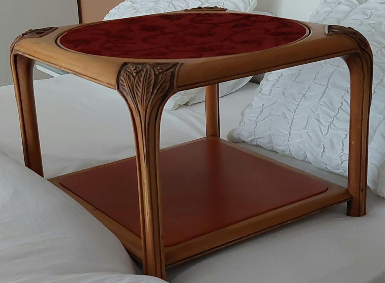 Antieke salon- of bijzettafel nieuw bekleed en met glasplaat