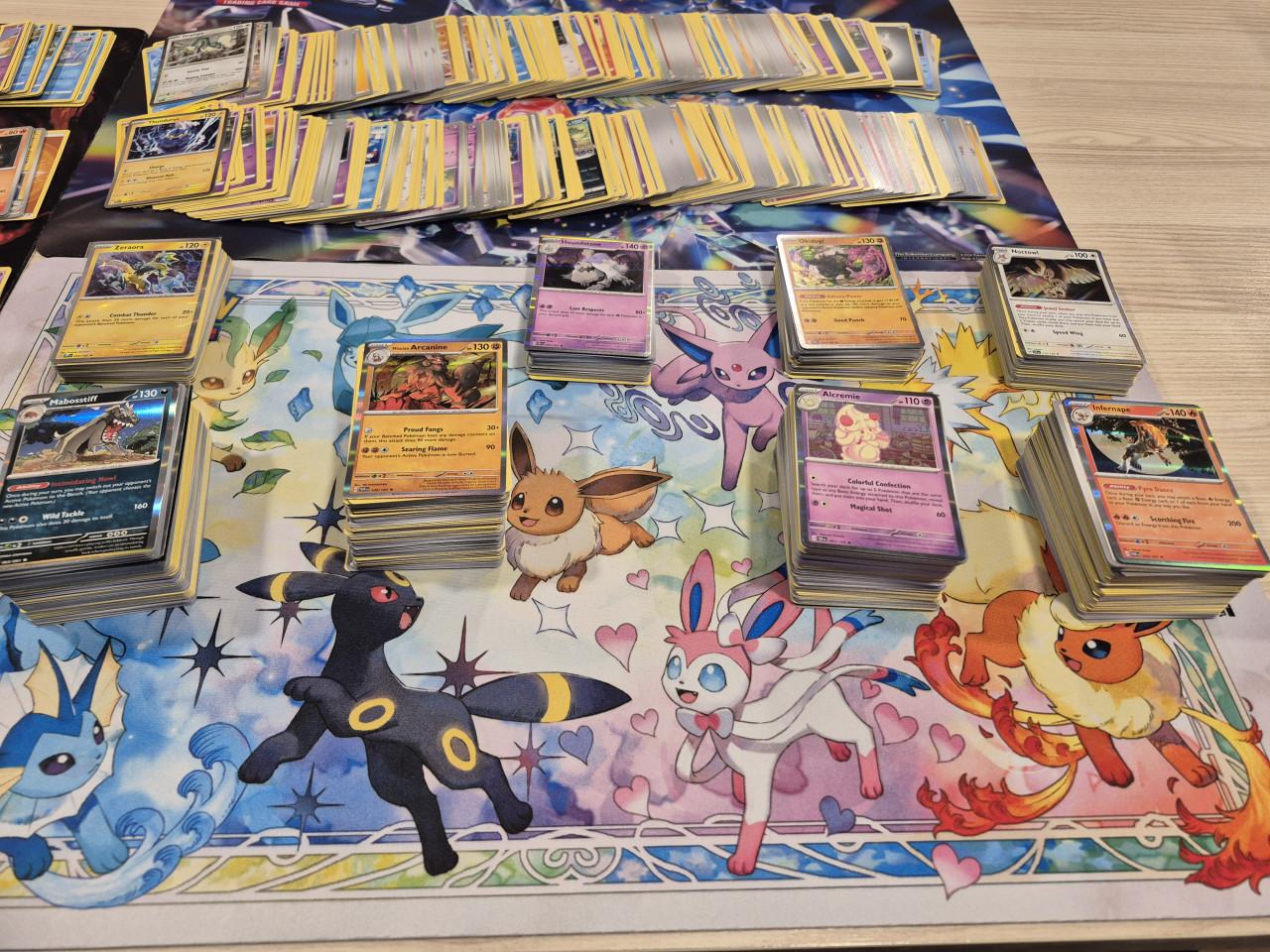 Mooie partij van 800+ pokemon kaarten. Glimmende & normale