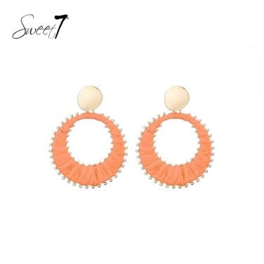 Oorbellen oranje raffia hanger en een goudkleurige knop