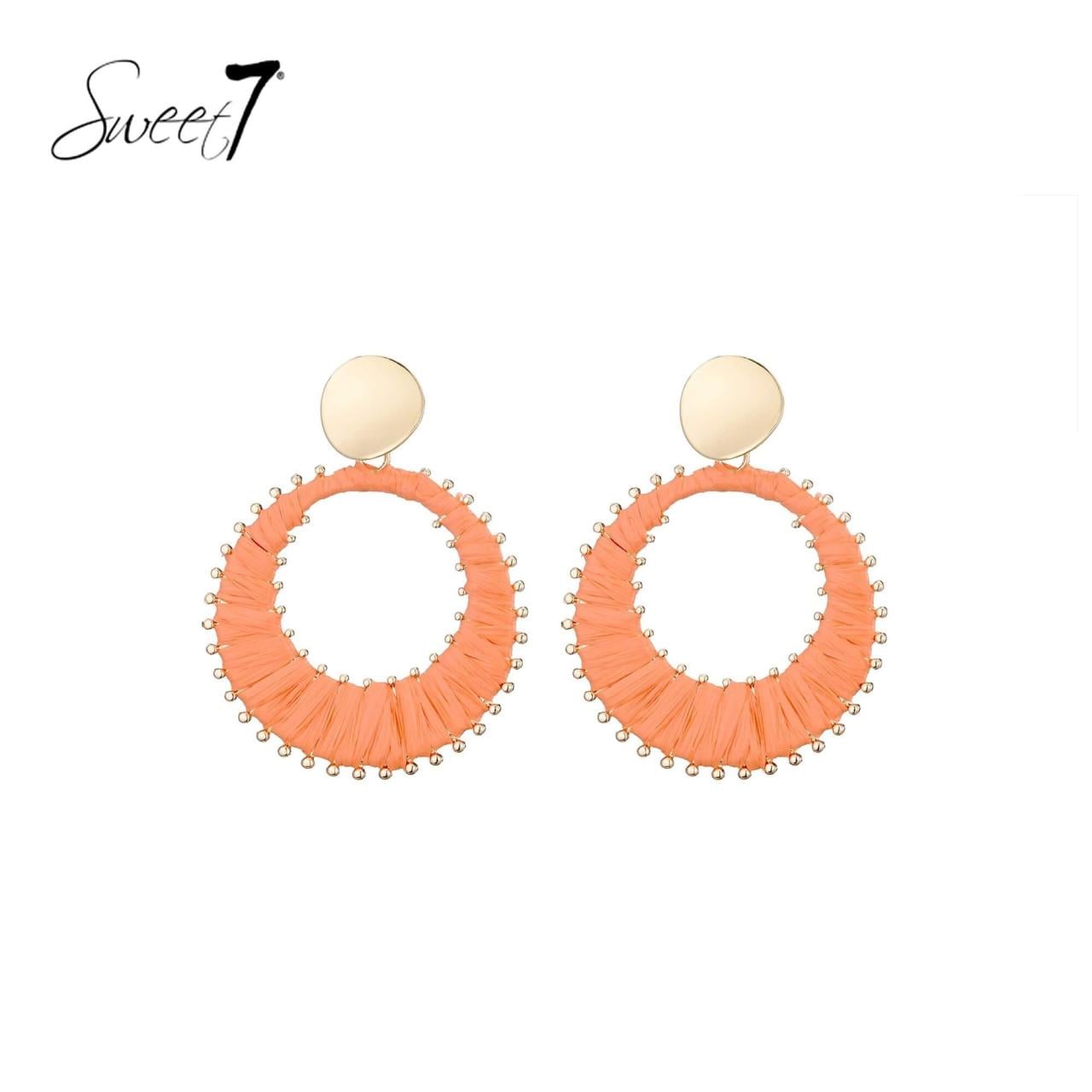 Oorbellen oranje raffia hanger en een goudkleurige knop