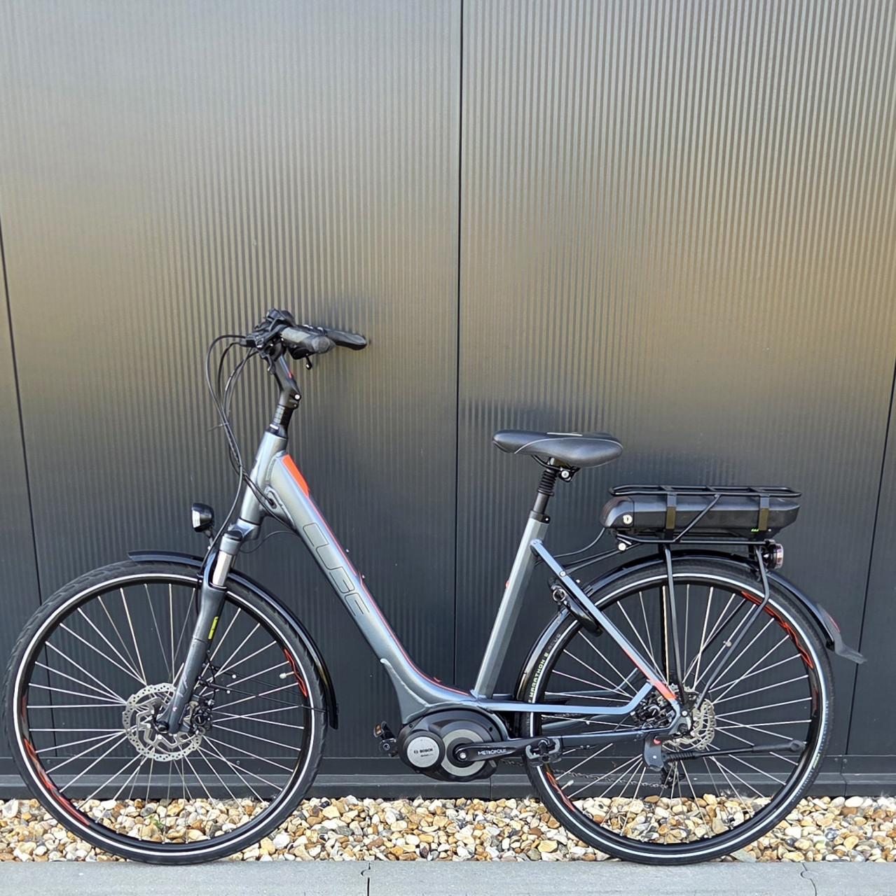 Mooie sportieve Cube Touring Bosch Active Line 500Wh framemaat 54 cm (L)