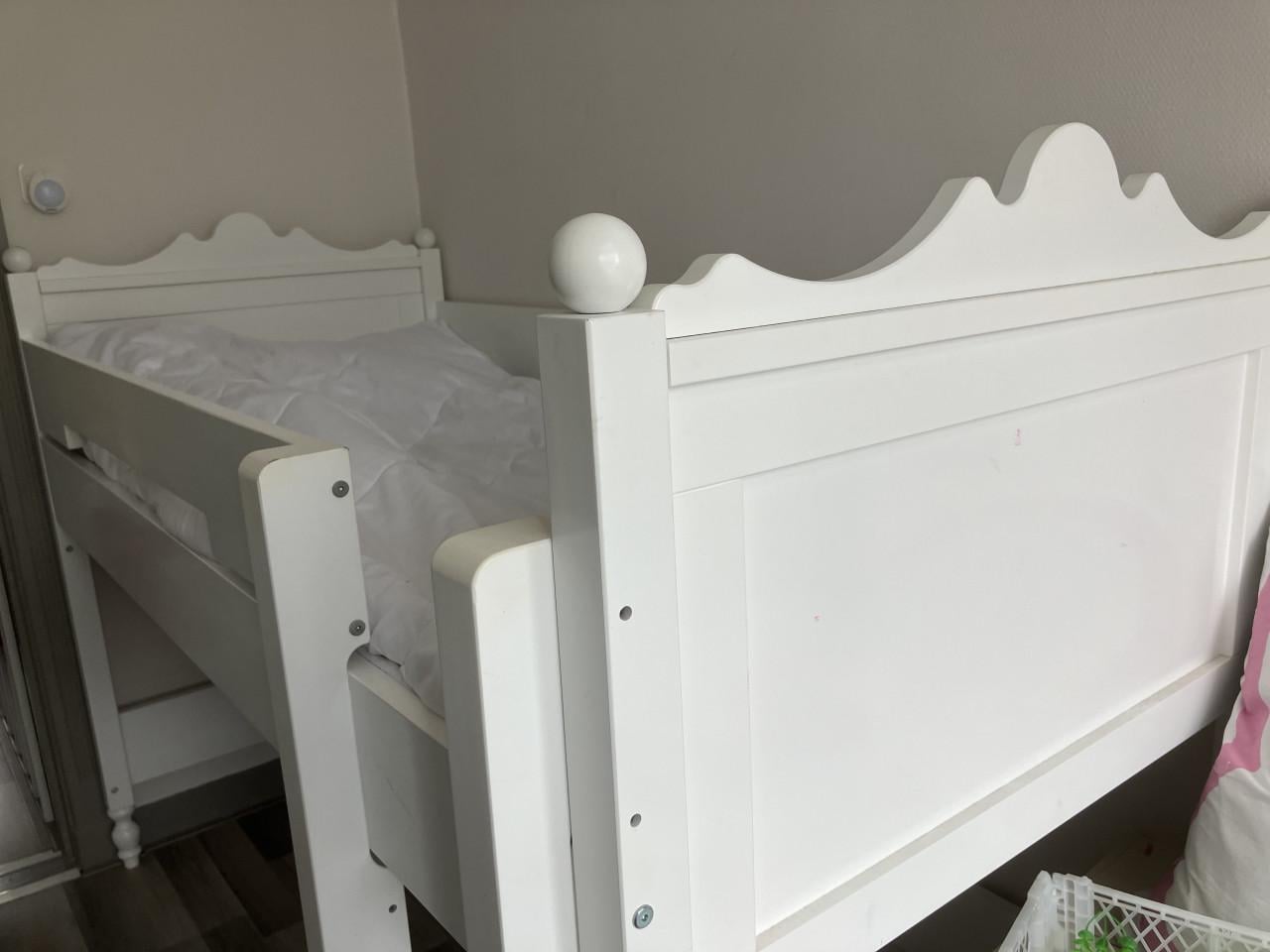 Stevig semi meisjes halfhoogslaper met lattenbodem